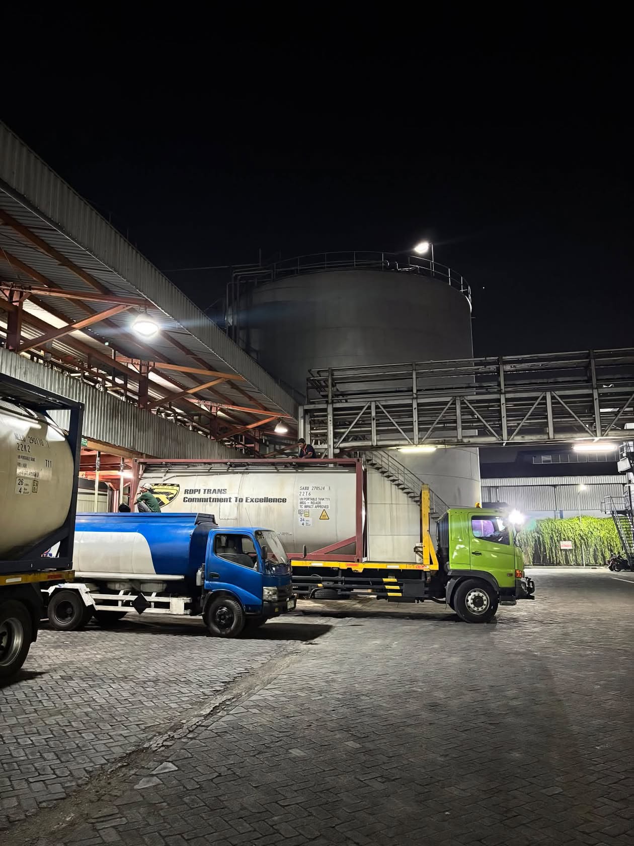 Bulk coconut oil loaded for export